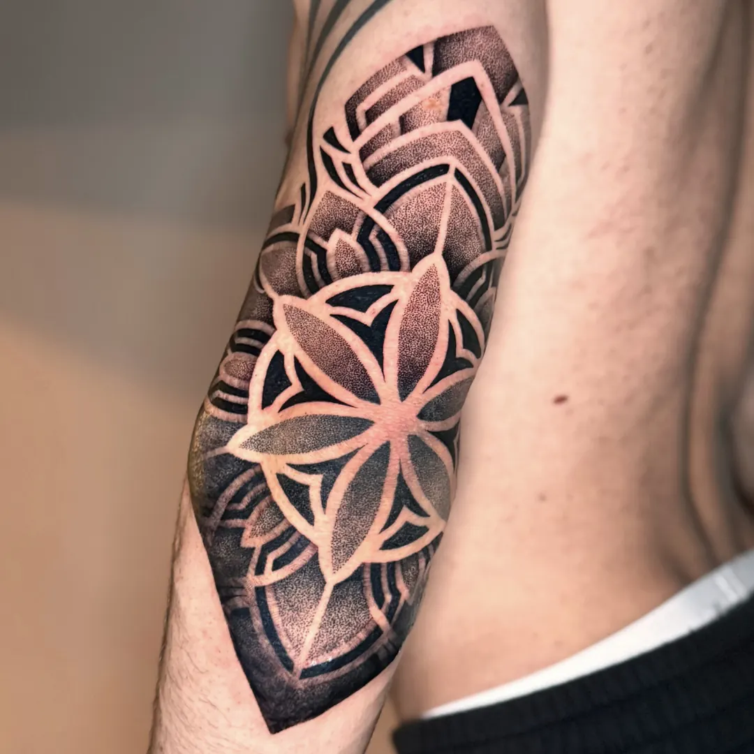 Dotwork Tattoo bei Golden Geometry in Stuttgart