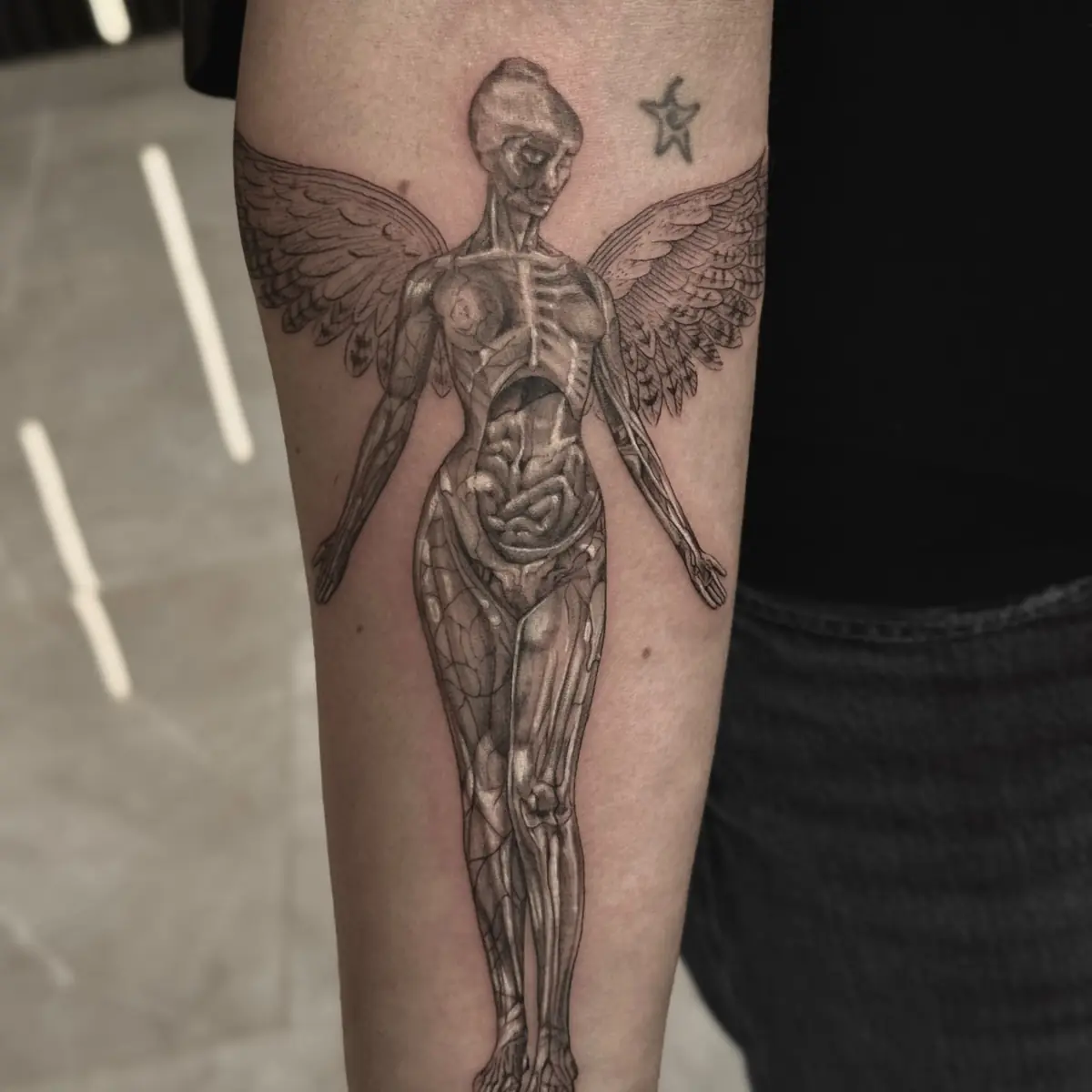 Tattoo von Vanessa, Fineline und Black & Grey und Microrealism