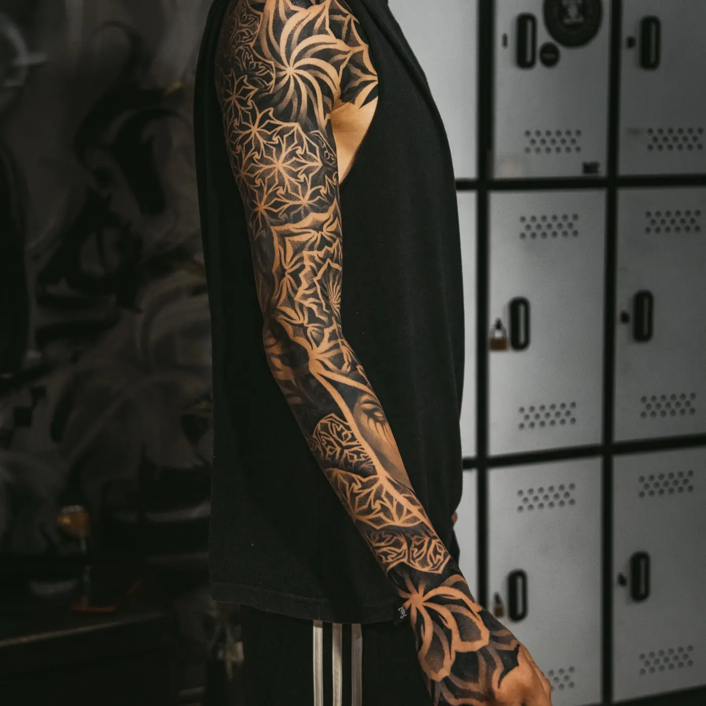 Ornamentaler Arm in Dotwork, vollflaechig gestochen
