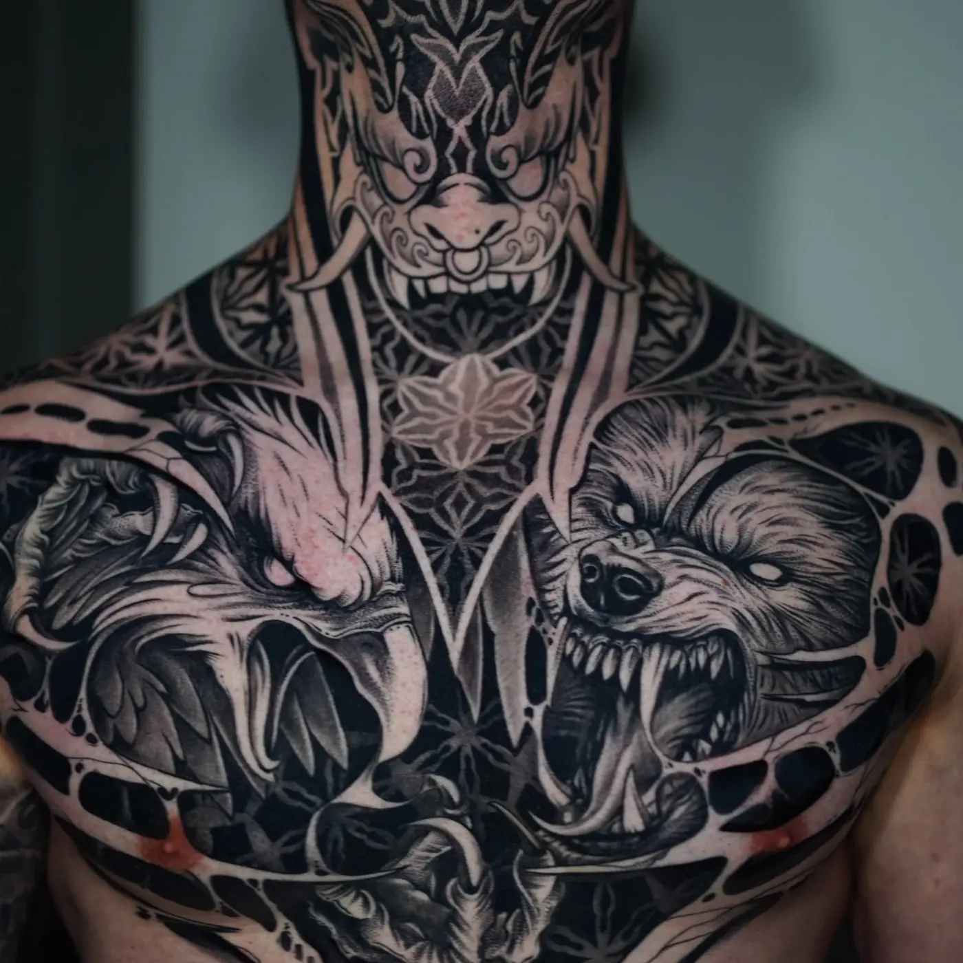 Brust und Hals in Black and Grey, Woelfe und ornamentale Flaechen
