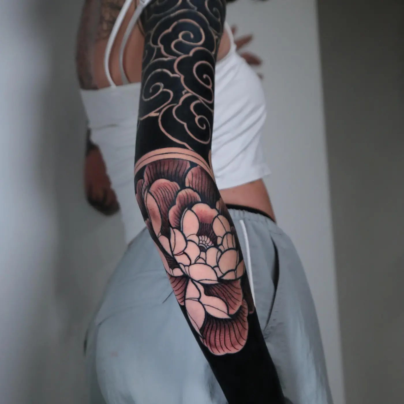 Arm in Blackwork mit floralen Motiven